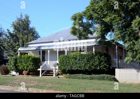 Australische 1920s Holz Fassonieren Weatherboard Ferienhaus mit Veranda. Stockfoto