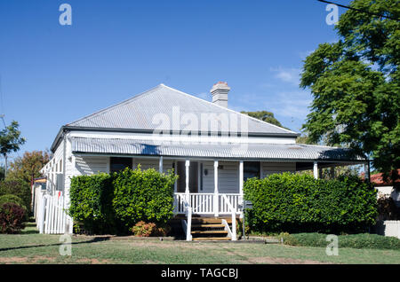 Australische 1920s Holz Fassonieren Weatherboard Ferienhaus mit Veranda Stockfoto