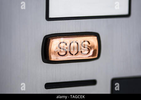 Schaltfläche SOS. SOS-Taste close-up auf dem Gerät panel, Gegensprechanlage. Hilfe Taste Anrufen auf dem Bildschirm des Geräts in grau Metall Farbe. Stockfoto