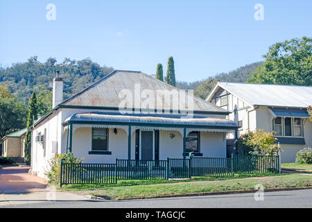 Ein spätviktorianisches australisches Ziegelhaus mit Wellblechdach und Bullnose Veranda. Stockfoto