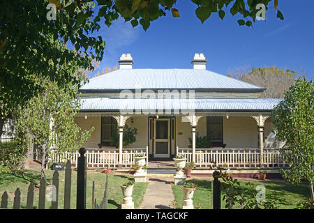 Australische 1920s Cottage mit Bull Nose der vorderen Veranda. Stockfoto