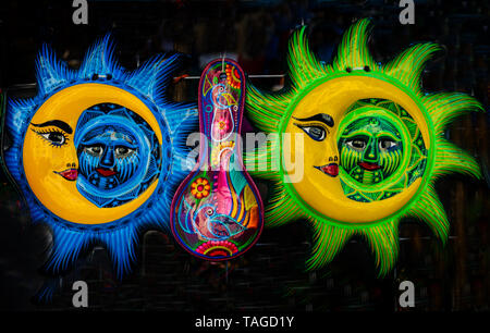 Farbenfrohe mexikanische Keramik Sonne Mond Gesicht Handwerk Blau Türkis Gelb Grün Oaxaca Juarez Mexiko. Stockfoto