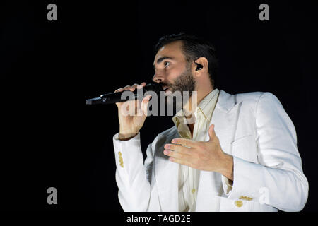 Verona, Italien. Mai 2019. Der berühmte italienische Singer-Songwriter Marco Mengoni tritt live mit seiner Atlantico Tour 2019 in der Arena von Verona, Italien, auf. Stockfoto