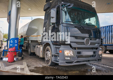 Man füllt den Lkw mit Kraftstoff Stockfoto