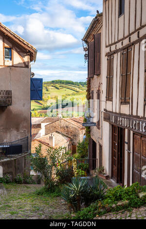 Cordes-sur-Ciel, Tarn, Frankreich - 3. Oktober 2017: Blick auf die sanften Hügel der französischen Landschaft aus dem Dorf von Cordes-sur-Ciel Stockfoto