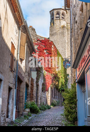 Cordes-sur-Ciel, Tarn, Frankreich - 3. Oktober 2017: die alten Gassen von Cordes-sur-Ciel in Richtung Kirche Turm führenden Stockfoto