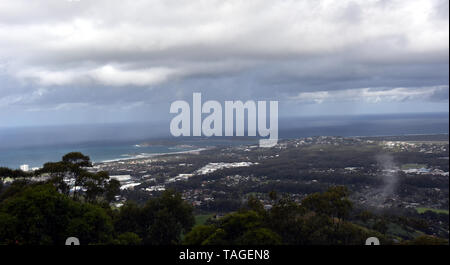 Anzeigen von Coffs Harbour aus Wald Himmel Pier, einem Aussichtspunkt Pier mit herrlichem Blick an einem bewölkten Tag. Stockfoto