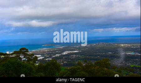 Anzeigen von Coffs Harbour aus Wald Himmel Pier, einem Aussichtspunkt Pier mit herrlichem Blick an einem bewölkten Tag. Stockfoto