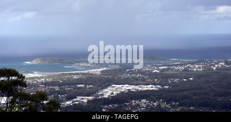 Anzeigen von Coffs Harbour aus Wald Himmel Pier, einem Aussichtspunkt Pier mit herrlichem Blick an einem bewölkten Tag. Stockfoto