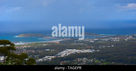 Anzeigen von Coffs Harbour aus Wald Himmel Pier, einem Aussichtspunkt Pier mit herrlichem Blick an einem bewölkten Tag. Stockfoto