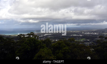 Anzeigen von Coffs Harbour aus Wald Himmel Pier, einem Aussichtspunkt Pier mit herrlichem Blick an einem bewölkten Tag. Stockfoto