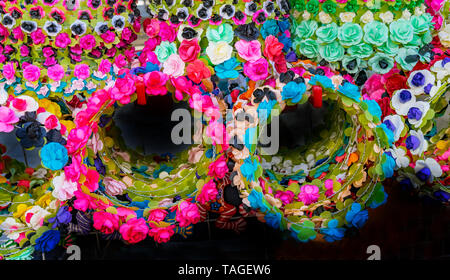 Bunte Papier Blumen Kränze Kunsthandwerk Rot Blau Pink Gelb Oaxaca Mexiko. Stockfoto