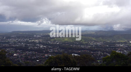 Anzeigen von Coffs Harbour aus Wald Himmel Pier, einem Aussichtspunkt Pier mit herrlichem Blick an einem bewölkten Tag. Stockfoto