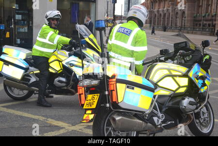 Zwei Greater Manchester Polizei Motorradfahrer auf ihren Motorrädern im Stadtzentrum von Manchester Stockfoto