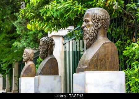 Die Statuen der drei Griechischen tragischen Dichter, Euripides, Sophokles und Aischylos, in der Nähe des Syntagma Square, Athen Stockfoto