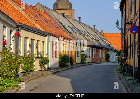 Die farbenfrohen Fachwerkbauten und Straßen von Ystad eine Stadt in Skåne Län an der Südküste Schwedens Küste Stockfoto