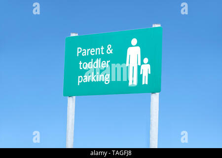 Eltern und Kind parkplatz Schild am Supermarkt Parkplatz Stockfoto