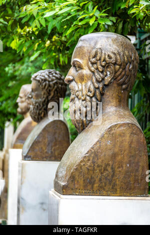 Die Statuen der drei Griechischen tragischen Dichter, Euripides, Sophokles und Aischylos, in der Nähe des Syntagma Square, Athen Stockfoto