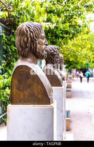 Die Statuen der drei Griechischen tragischen Dichter, Euripides, Sophokles und Aischylos, in der Nähe des Syntagma Square, Athen Stockfoto