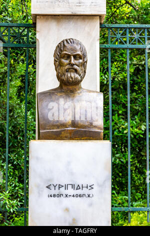 Die Bronzestatue des Griechischen tragischen Dichter Euripides in der Nähe vom Syntagma-Platz in Athen, Griechenland Stockfoto