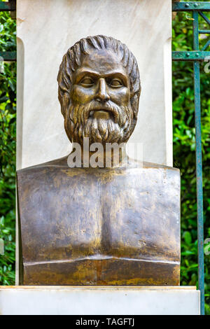 Die Bronzestatue des Griechischen tragischen Dichter Euripides in der Nähe vom Syntagma-Platz in Athen, Griechenland Stockfoto