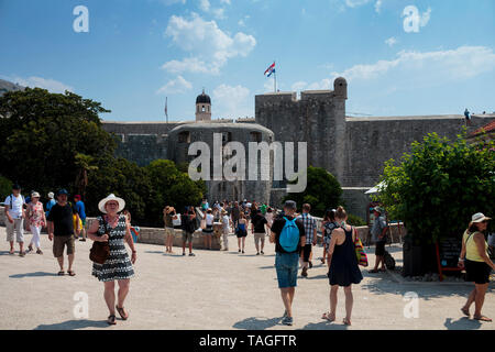 DUBROVNIK, KROATIEN - 13. AUGUST 2015: Der Haupteingang 'Tore' im alten Teil der Stadt Dubrovnik, Kroatien und touristische vor dem Eingang Stockfoto