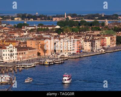 Luftaufnahme der ocean Pier von Venedig mit Gebäuden und Boote Stockfoto