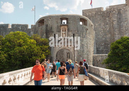 DUBROVNIK, KROATIEN - 13. AUGUST 2015: Der Haupteingang 'Tore' im alten Teil der Stadt Dubrovnik, Kroatien und touristische vor dem Eingang Stockfoto