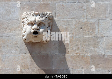 Stein gargoyle Abbildung auf der alte Brunnen an der Seite der Kirche von Saint Blaise (St. Vlaha) in Dubrovnik, Kroatien Stockfoto