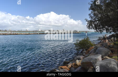 Mooloolaba Marina am Mooloolah River auf einem sonnigen, aber bewölkten Tag. Felswand entlang Mooloolah River (Sunshine Coast, Queensland, Australien). Stockfoto