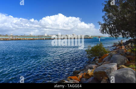 Mooloolaba Marina am Mooloolah River auf einem sonnigen, aber bewölkten Tag. Felswand entlang Mooloolah River (Sunshine Coast, Queensland, Australien). Stockfoto