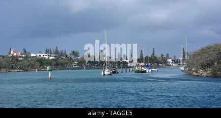 Günstig Yachten in der Marina auf Mooloolaba Mooloolah River auf einem sonnigen, aber bewölkten Tag. Felswand entlang Mooloolah River (Sunshine Coast, Queensland, Aust Stockfoto