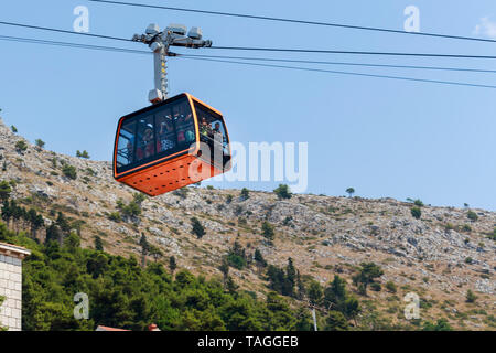 DUBROVNIK, KROATIEN - 13. AUGUST 2015: Touristen an der Seilbahn, Dubrovnik verbindet und Srdj Berg über der Stadt. Stockfoto