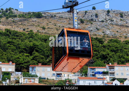 DUBROVNIK, KROATIEN - 13. AUGUST 2015: Touristen an der Seilbahn, Dubrovnik verbindet und Srdj Berg über der Stadt. Stockfoto