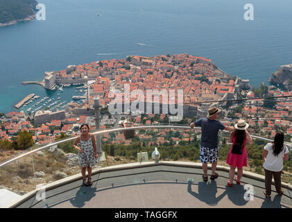 DUBROVNIK, KROATIEN - 13. AUGUST 2015: Tourist, Foto bei Berg Srdj mit Stadt Dubrovnik im Hintergrund Stockfoto