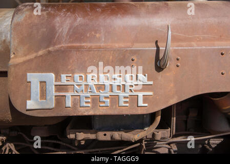 Die Seite eines Fordson Major Diesel Schlepper, gelegentlich noch auf ein Grundstück im Nordwesten von New South Wales, Australien verwendet Stockfoto