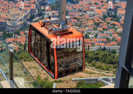 DUBROVNIK, KROATIEN - 13. AUGUST 2015: Touristen an der Seilbahn, Dubrovnik verbindet und Srdj Berg über der Stadt. Stockfoto