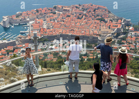 DUBROVNIK, KROATIEN - 13. AUGUST 2015: Tourist, Foto bei Berg Srdj mit Stadt Dubrovnik im Hintergrund Stockfoto