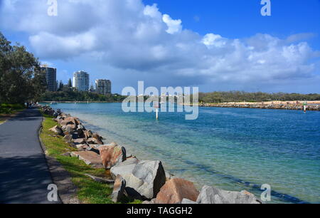 Buddina, Australien - 21.April 2019. Mooloolaba Marina am Mooloolah River auf einem sonnigen, aber bewölkten Tag. Felswand entlang Mooloolah River (Sunshine Coast, Qu Stockfoto