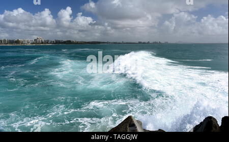 Schönes Wetter am Strand entlang Buddina Pacific Boulevard (Sunshine Coast, Queensland, Australien). Große Wellen. Mooloolaba im Hintergrund. Stockfoto