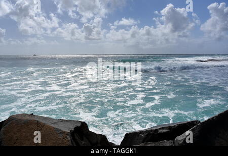 Schönes Wetter am Strand entlang Buddina Pacific Boulevard (Sunshine Coast, Queensland, Australien). Blick von der breakwall. Stockfoto