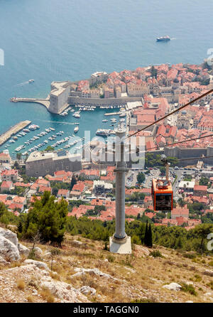 DUBROVNIK, KROATIEN - 13. AUGUST 2015: Touristen an der Seilbahn verbindet Dubrovnik Ploce und Srdj Berg über der Stadt. Stockfoto