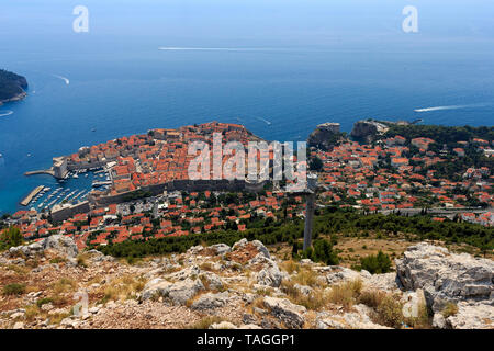 DUBROVNIK, KROATIEN - 13. AUGUST 2015: Blick vom Mt. Srdj auf Altstadt Dubrovnik, Kroatien Stockfoto