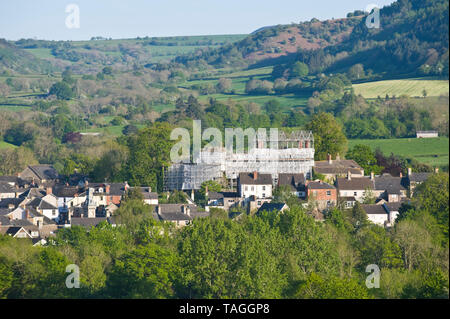 Blick über die Stadt Hay auf Wye Powys Wales Großbritannien das von Gerüsten umhüllte Jacobean Hay Castle wurde während der Renovierung dieses historischen Gebäudes durch einen Zuschuss von 5 £vom National Lottery Heritage Fund finanziert Stockfoto