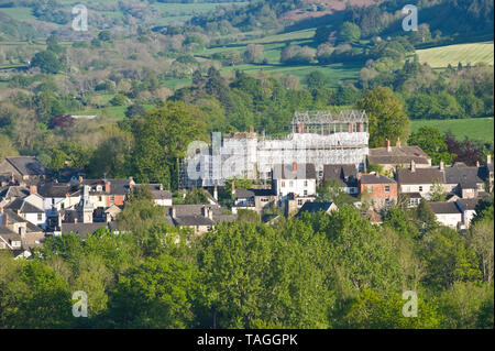 Blick über die Stadt Hay auf Wye Powys Wales Großbritannien das von Gerüsten umhüllte Jacobean Hay Castle wurde während der Renovierung dieses historischen Gebäudes durch einen Zuschuss von 5 £vom National Lottery Heritage Fund finanziert Stockfoto