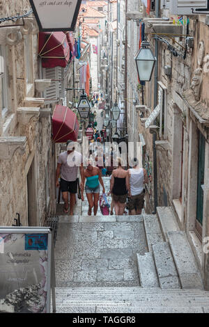 DUBROVNIK, KROATIEN - 13. AUGUST 2015: Szene Sommer der schmalen Buza Straße, zur Seilbahn führt Stockfoto