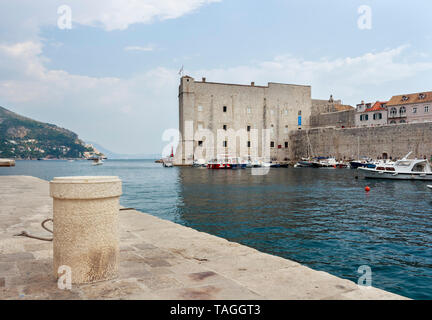 DUBROVNIK, KROATIEN - 13. AUGUST 2015: St. John's Festung in Dubrovnik, Kroatien Stockfoto