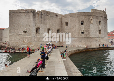 DUBROVNIK, KROATIEN - 13. AUGUST 2015: St. John's Festung in Dubrovnik, Kroatien Stockfoto