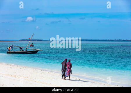 Kendwa, Zanzibar-March 4, 2019: Massai am Boot auf Kendwa Beach suchen Stockfoto