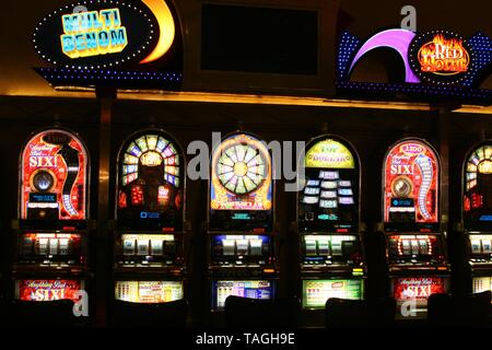 LAS VEGAS (Nevada), USA - 18. AUGUST. 2009: Blick auf verschiedene Spielautomaten in einem Casino in der Nacht beleuchtet Stockfoto